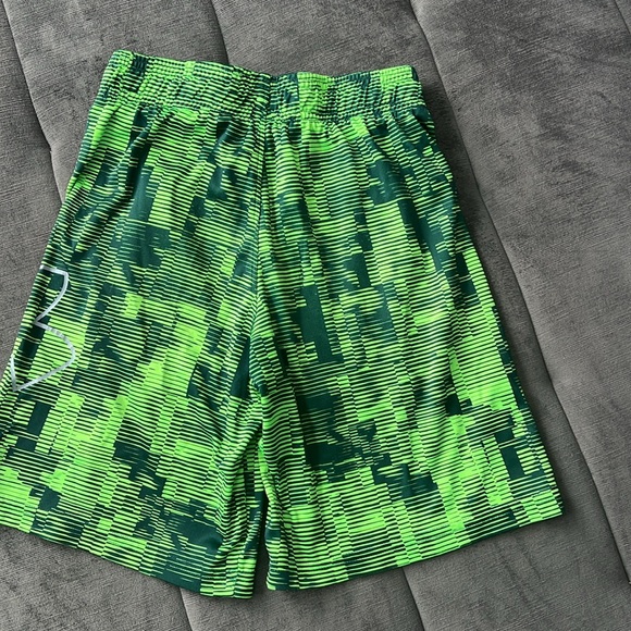 Boys Under Armor shorts - Picture 2 of 2